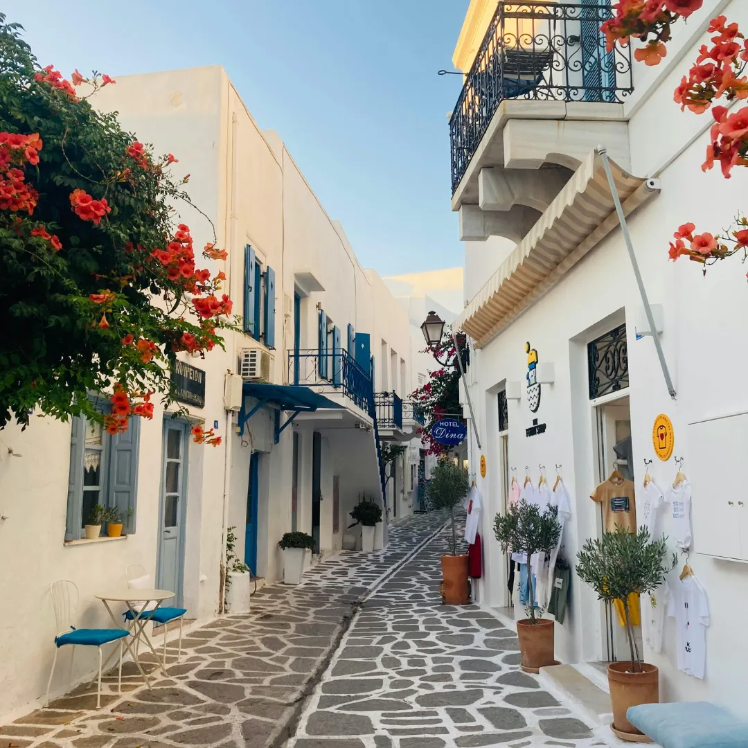 Grecka uliczka z tradycyjną zabudową – nieruchomości w Grecji